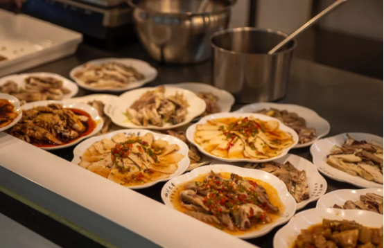 四川神仙高校：超20个食堂，宿舍三室一厅，有专属地铁站！网友：五星级体验！