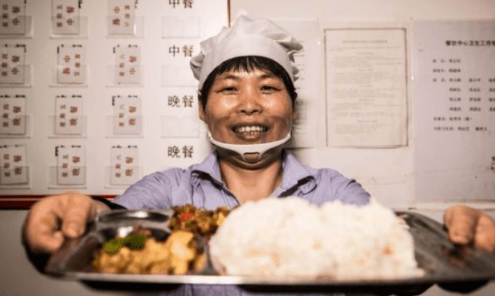 深圳大学食堂走红，整体风格阴森恐怖，学生直言吃饭像是在渡劫