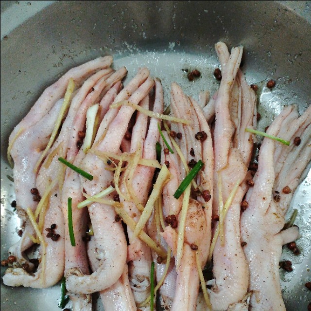 鸭掌怎样做好吃（教你家常盐水鸭爪的做法）