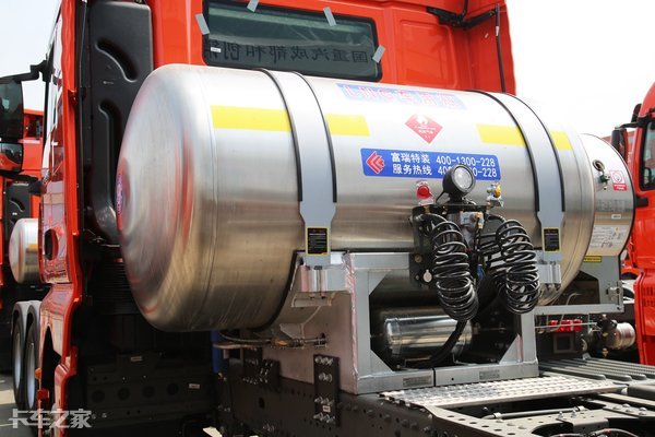 要说这台车与众不同的地方,那必须是驾驶室后面那个1350l的储气罐,一