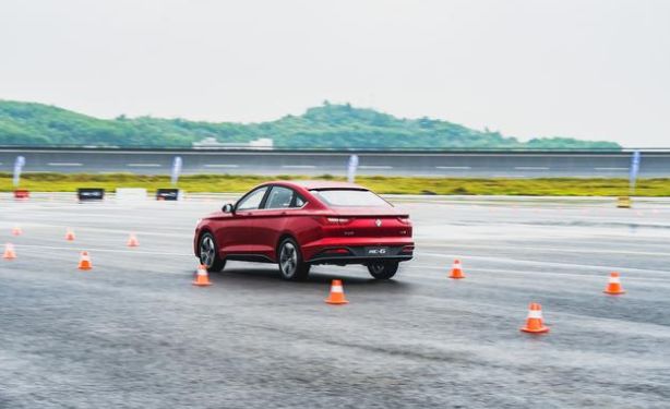 试驾丨新宝骏RC-6不仅有颜值，内部黑科技更亮眼