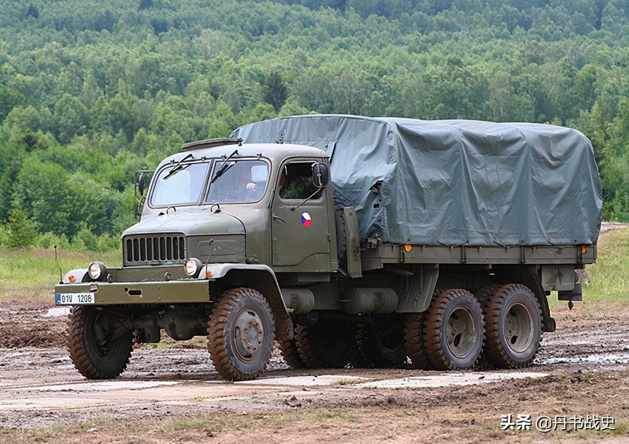 南斯拉夫步(捷克斯洛伐克M53/59自行防空炮，绰号蜥蜴，对地攻击的好手)