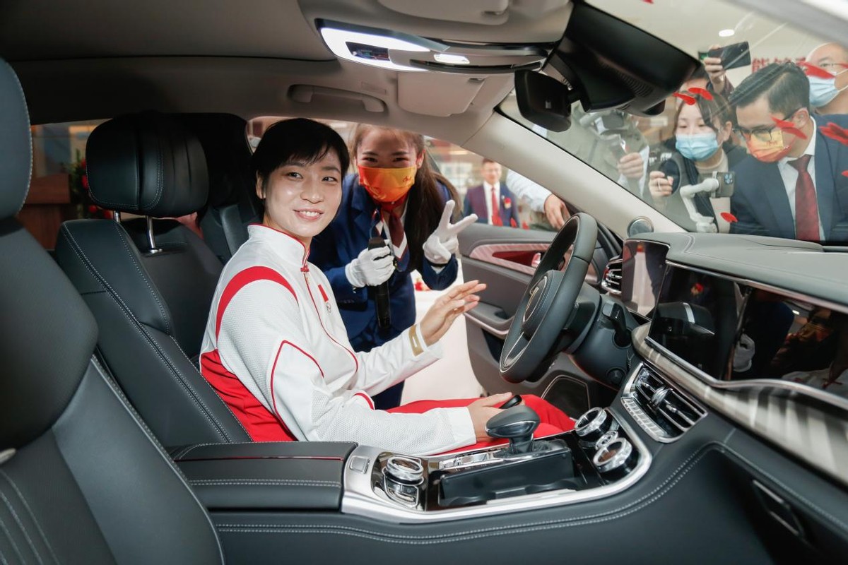 中国荣耀健儿尹笑言红旗 H9 交车仪式圆满完成