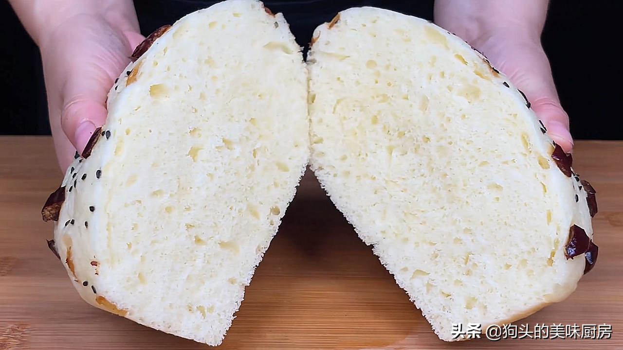 发糕这样做，不用揉面，一搅一蒸就出锅，松软香甜，比面包还好吃
