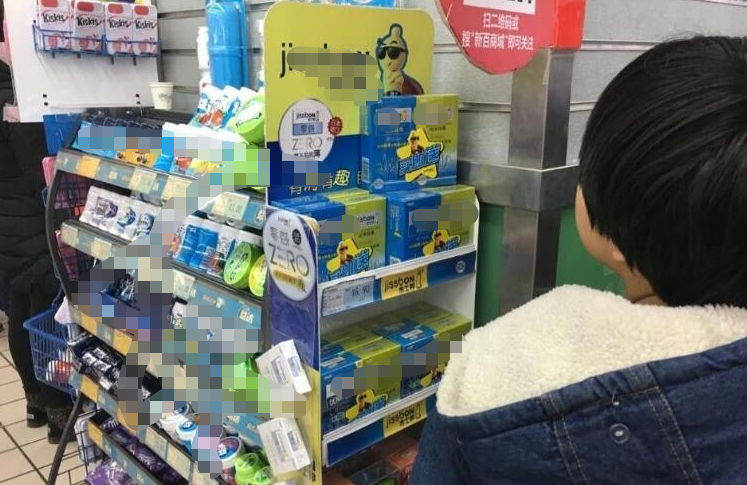 “我想要这个香蕉糖”，女儿指着收银台前避孕套，妈妈的回答绝了