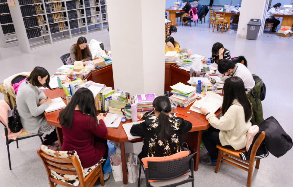 985高校宿舍惨遭嫌弃，新生表示好像“贫民窟”，看后想回去复读