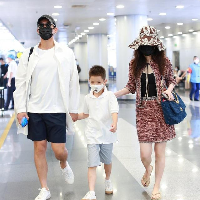 霍思燕一家三口走机场，7岁嗯哼长高太多，独自拖行李成小男子汉