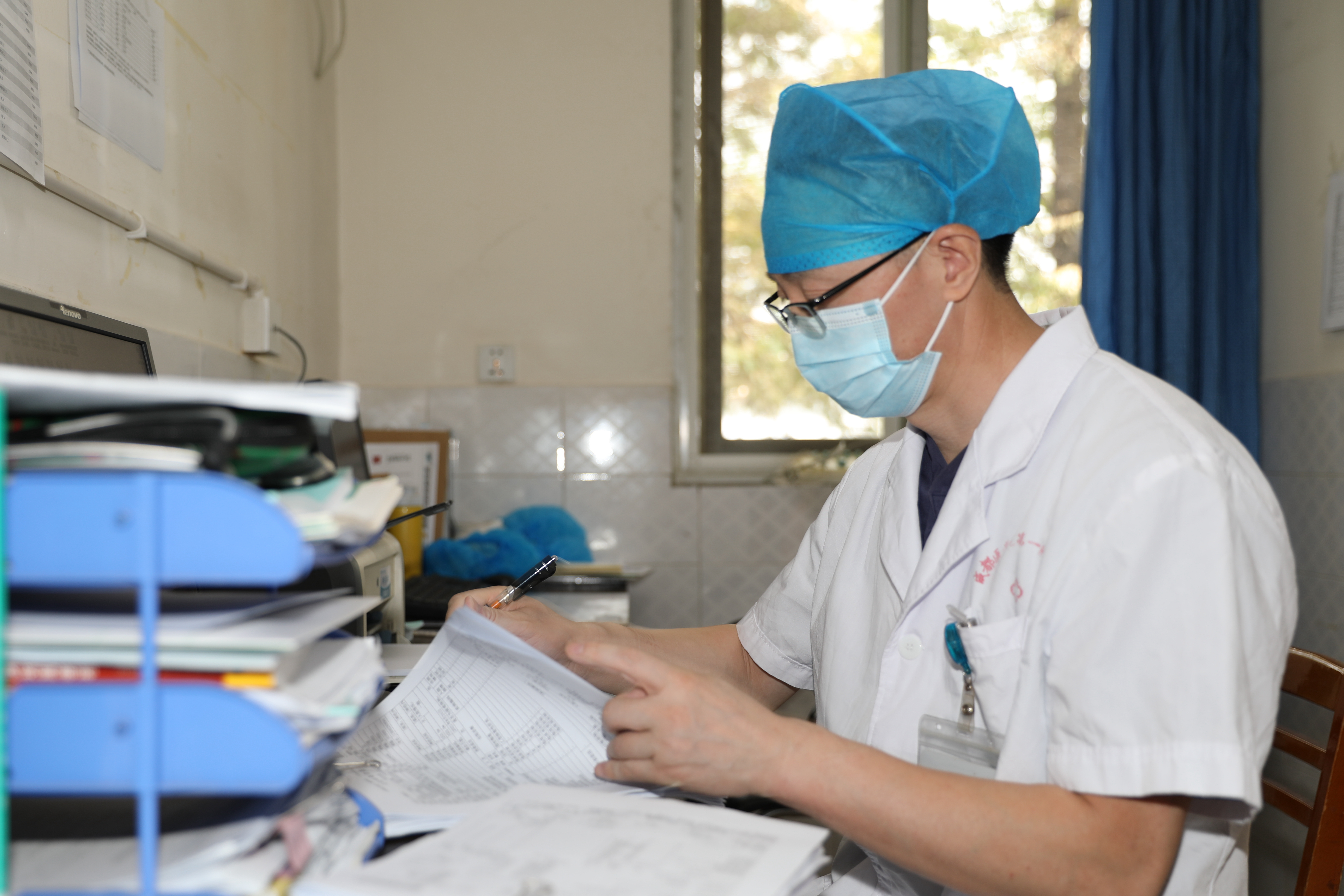 用医者情怀感动生命——记成都医学院第一附属医院十佳医生阎登富