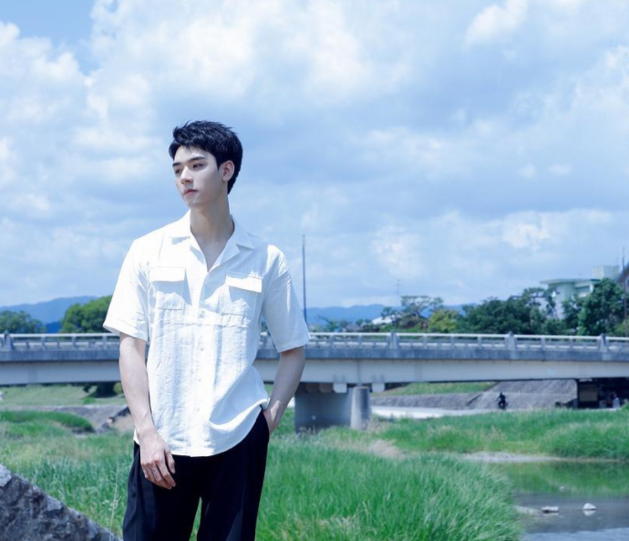 东华大学校草龚俊火了，高冷男神接地气，男生看了也自叹不如