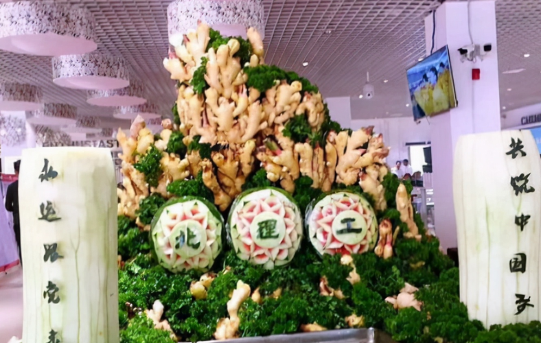 某大学“阴间食堂”火了，如同在墓地用餐，学生：艺术不能接地府