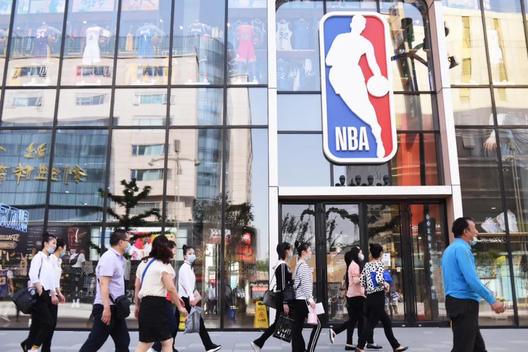 为什么nba大购卡要剪(球星卡火了，一张价值90万美元，它能带动体育收藏市场吗)