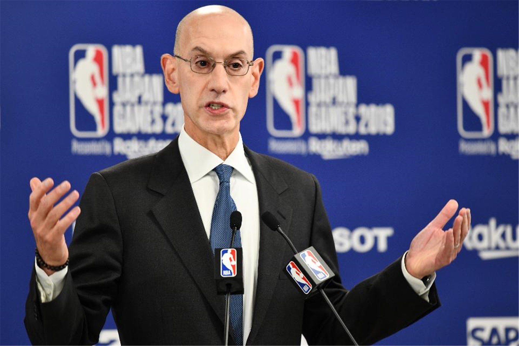 nba赛场悬挂哪些国家国旗(两大美媒报道NBA中国赛：现场有球迷发放900面国旗 表明中国立场)