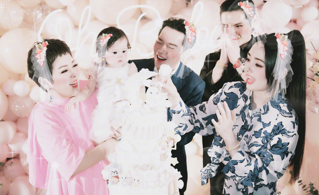 向佐郭碧婷带女儿游玩被拍！贴身拥抱好恩爱，女儿躺爸爸怀里乱动