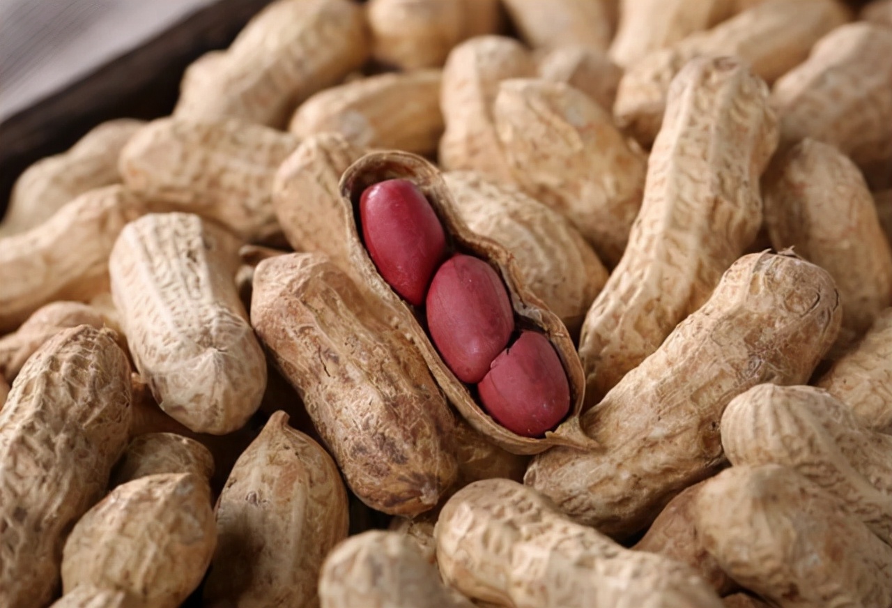 生花生和熟花生，哪个更营养？提醒：5类人最好少碰，别不当回事