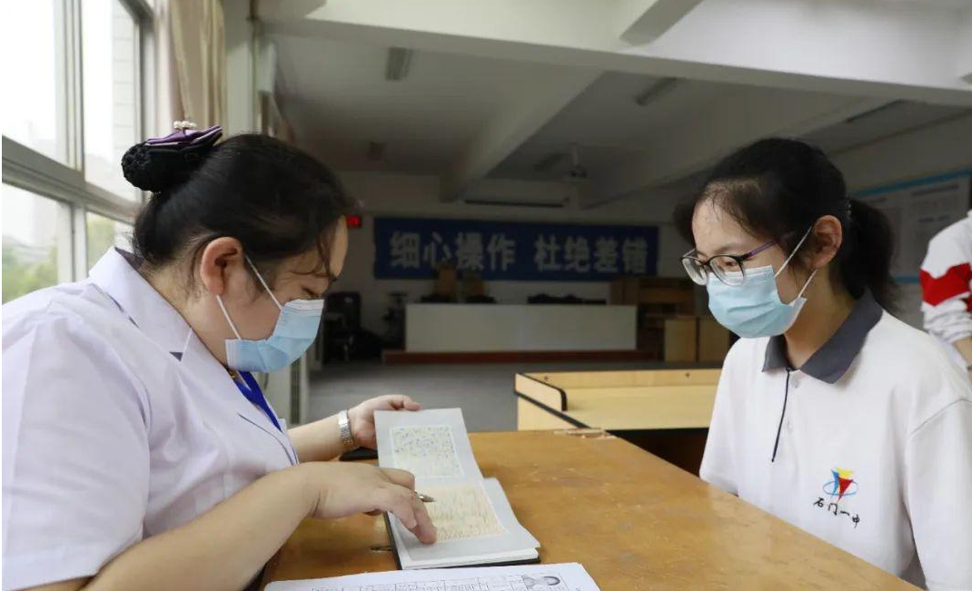 多省公布22年高考体检时间，据说要脱光衣服转圈？听听网友怎么说