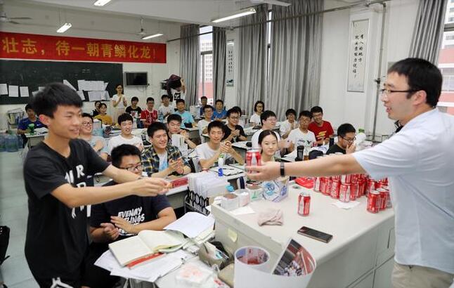 高考前，老师给学生买“神秘礼物”羡煞旁人，这是什么神仙老师？