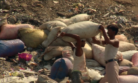 真实的印度贫民窟：100万穷人集中在一起，靠捡垃圾活着