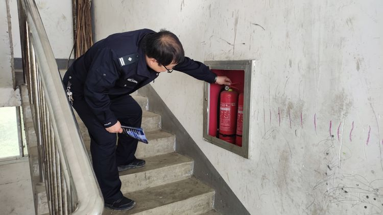 镇巴公安青水派出所民警对辖区重点行业场所开展安全检查