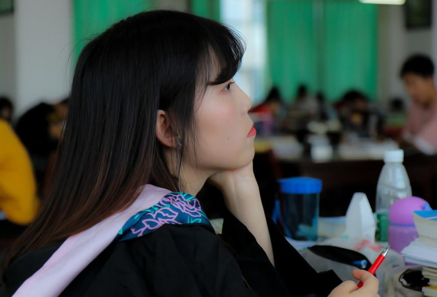 大学生4字请假理由，老师不得不批，小学生表示：我想长大