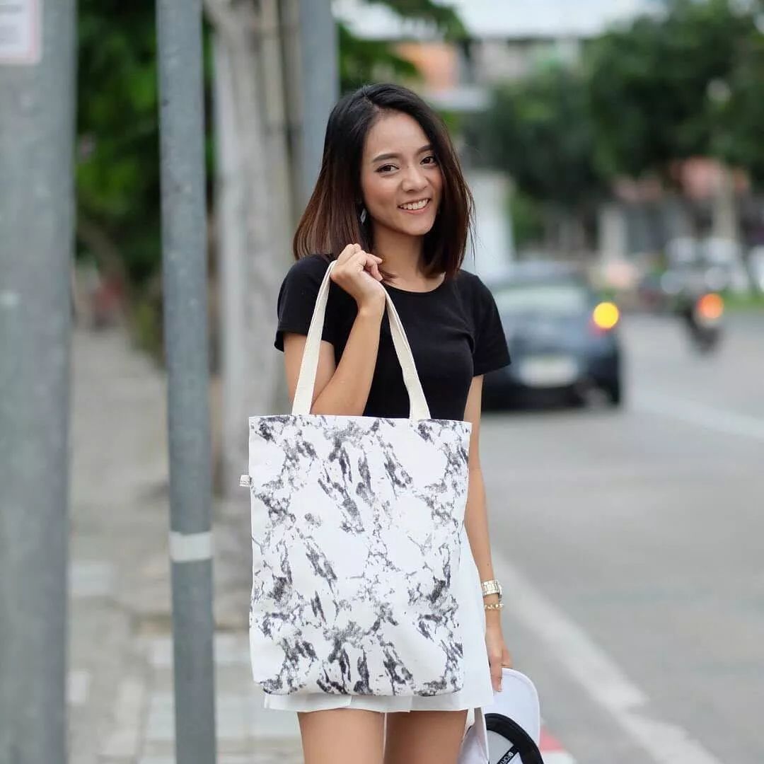 斜挎包怎么背 女士斜挎包正确挎法图解 - 汽车时代网