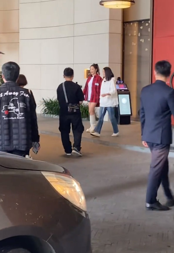 应采儿袁咏仪一起录制《大湾仔的夜》，两个人热聊不断，好欢乐