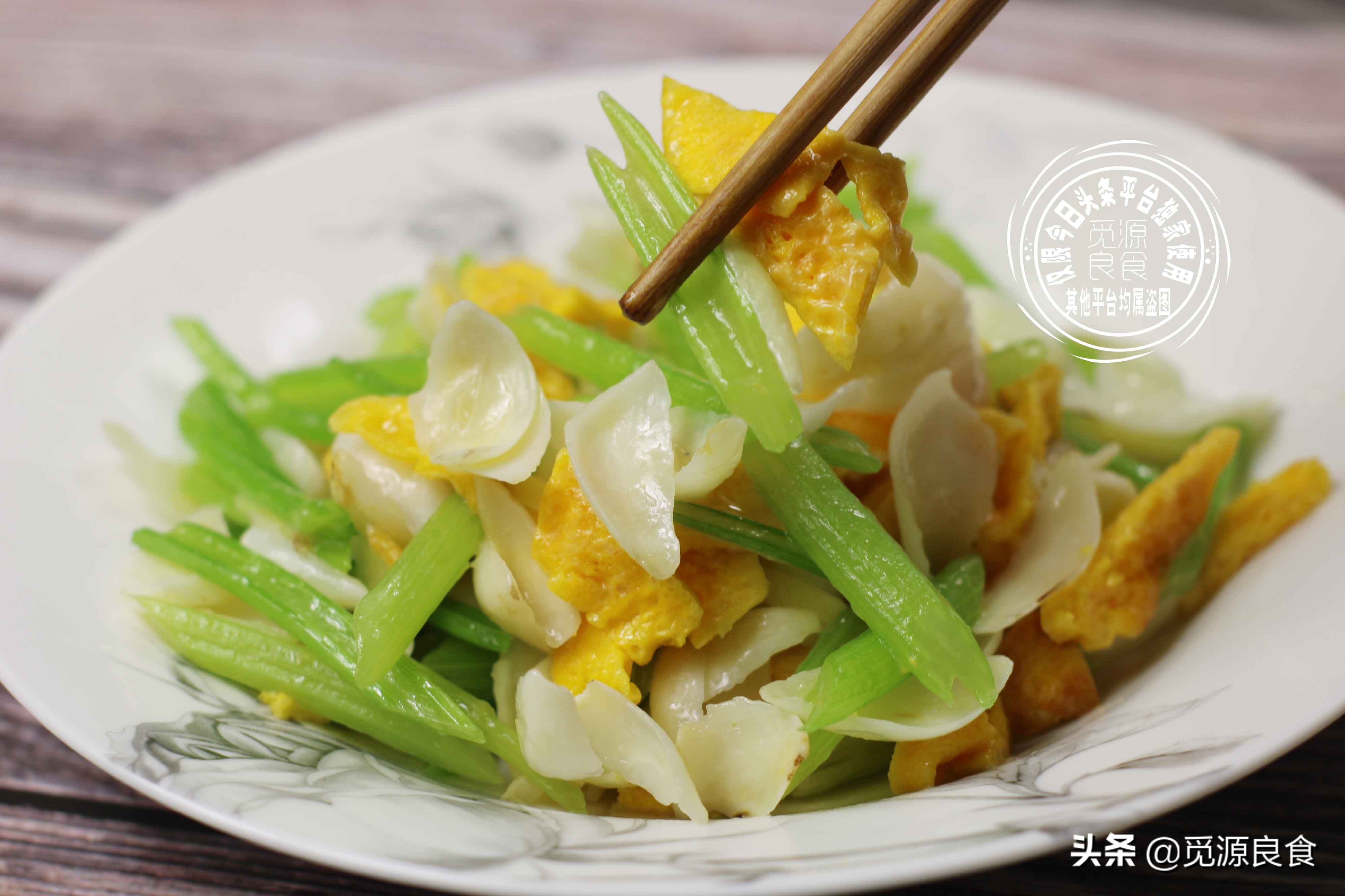 一道清淡的素菜，西芹炒百合，清脆爽口营养美味，隔三差五吃一回
