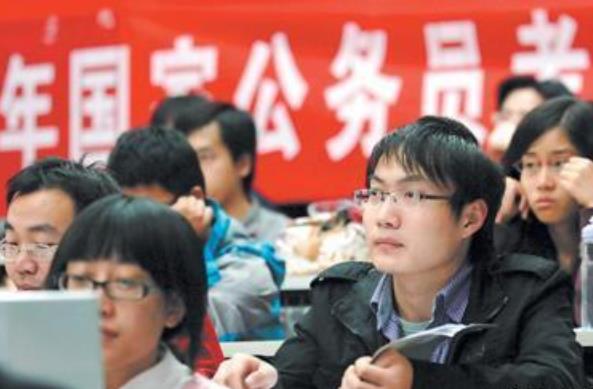 别死盯着公务员了，这些职业比公务员更“吃香”，稳定性高待遇好