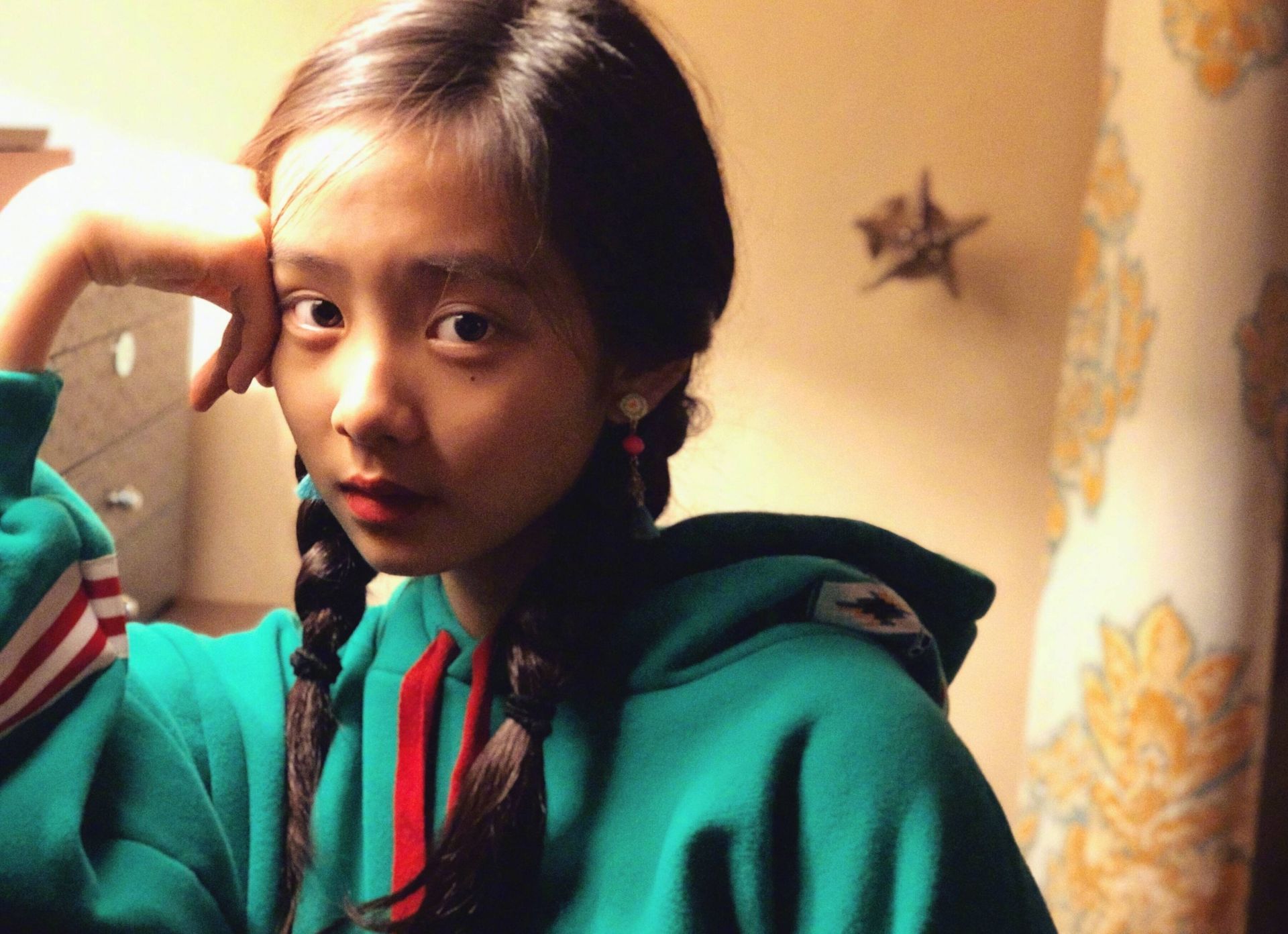 14岁黄多多拍写真惹争议,腿精附体角度怪异,真的适合孩子吗?