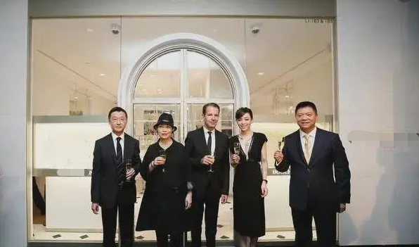 何超欣考上清华研究生，王文也晒恋爱高甜，映射出名媛们的小时代