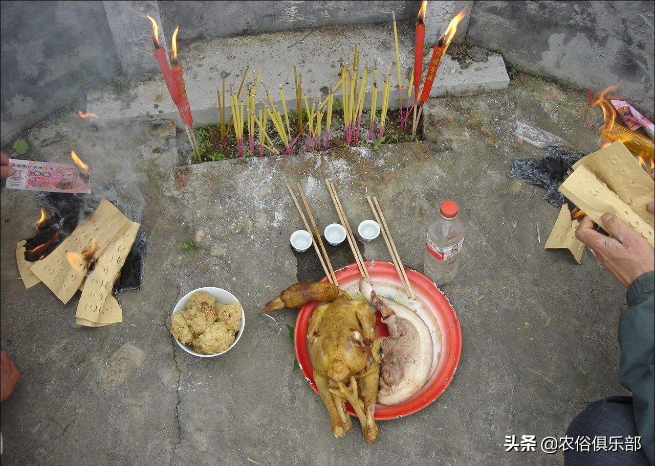 清明节城里人扫墓,农民却叫挂纸,这个农俗有何讲究?