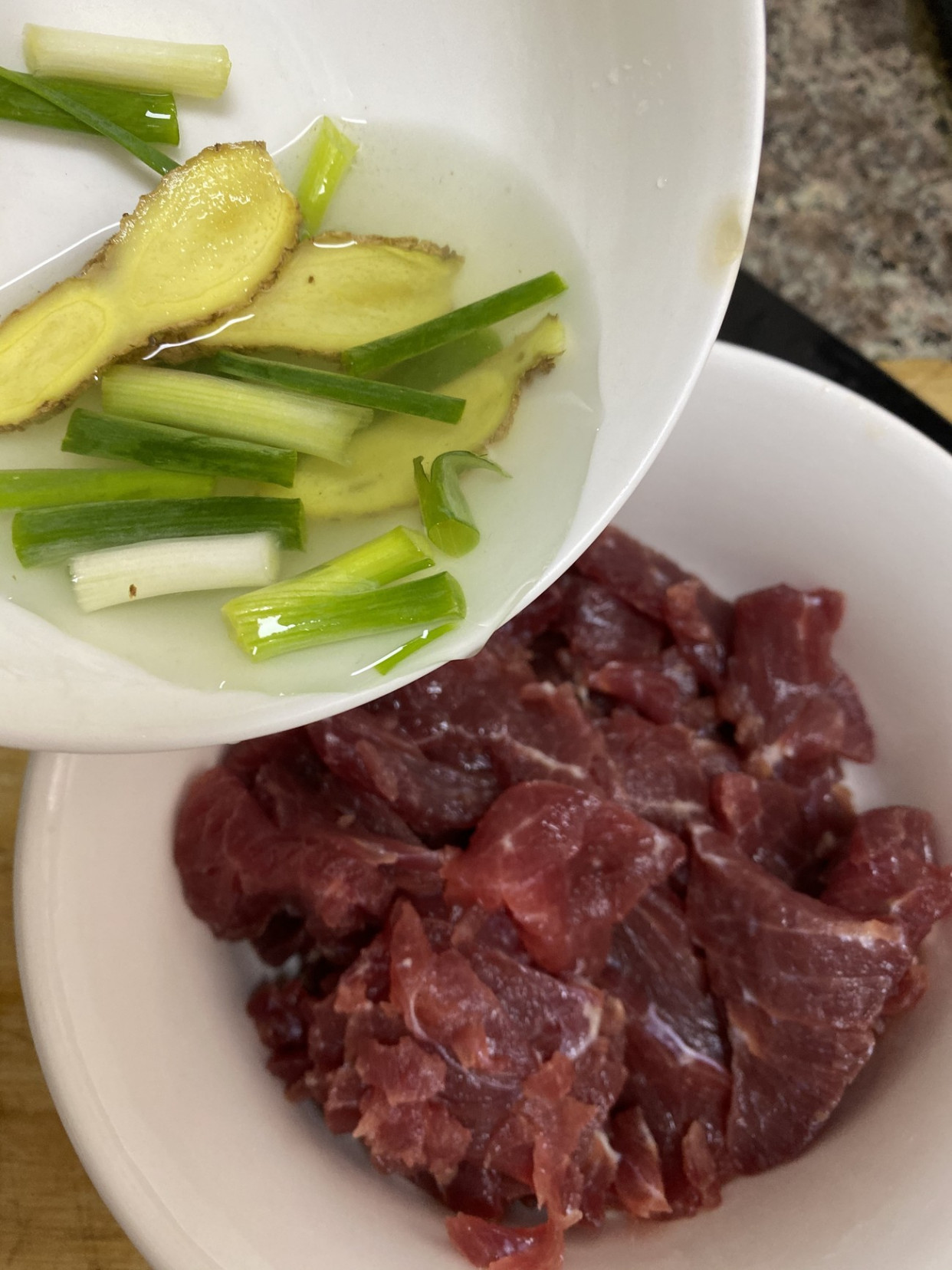 牛肉怎么腌才嫩？大厨教你3个技巧，不放料酒不放鸡蛋，滑嫩可口