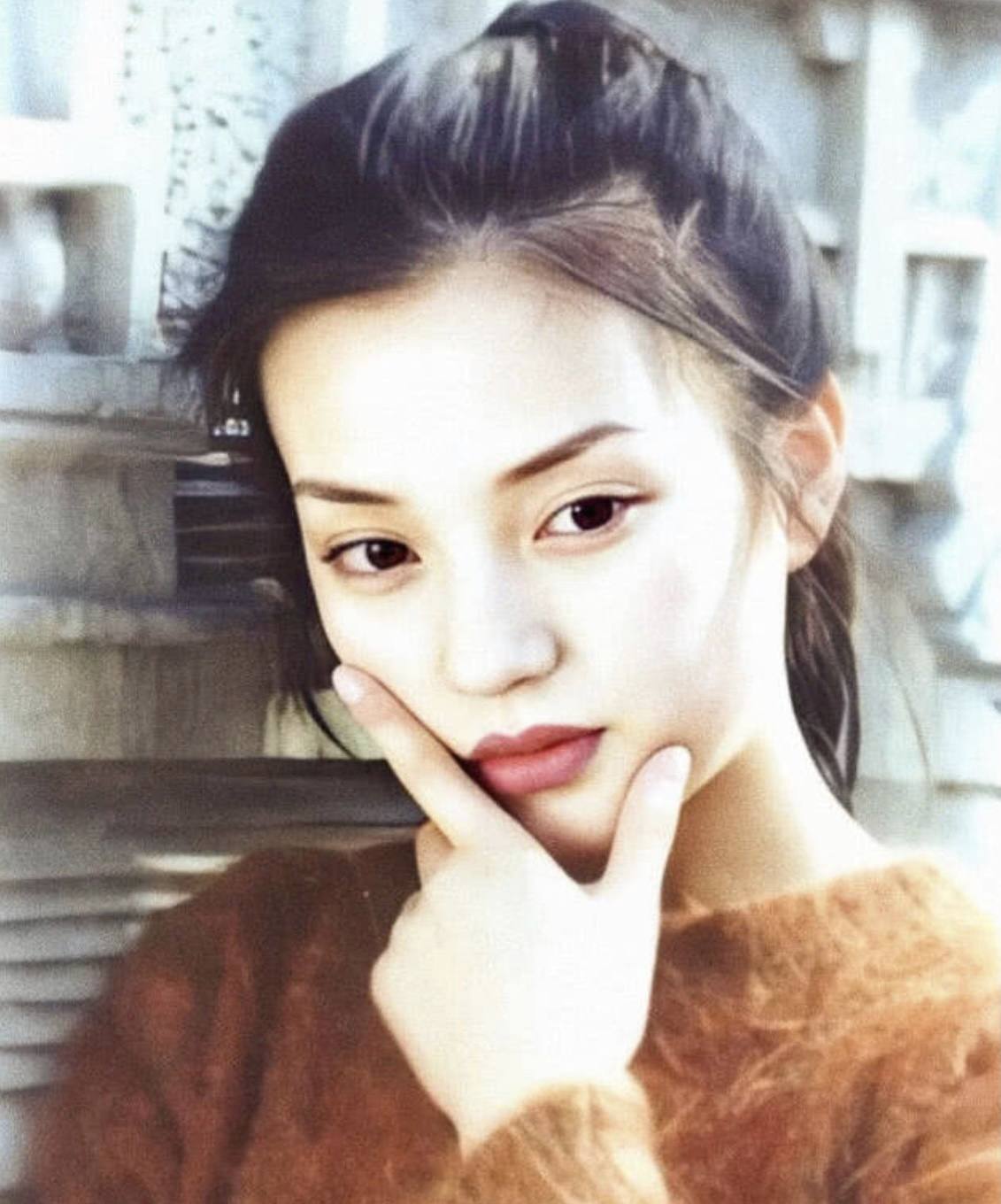 赵薇晒素颜自拍照近况曝光,完美的状态完全不像45岁的样子