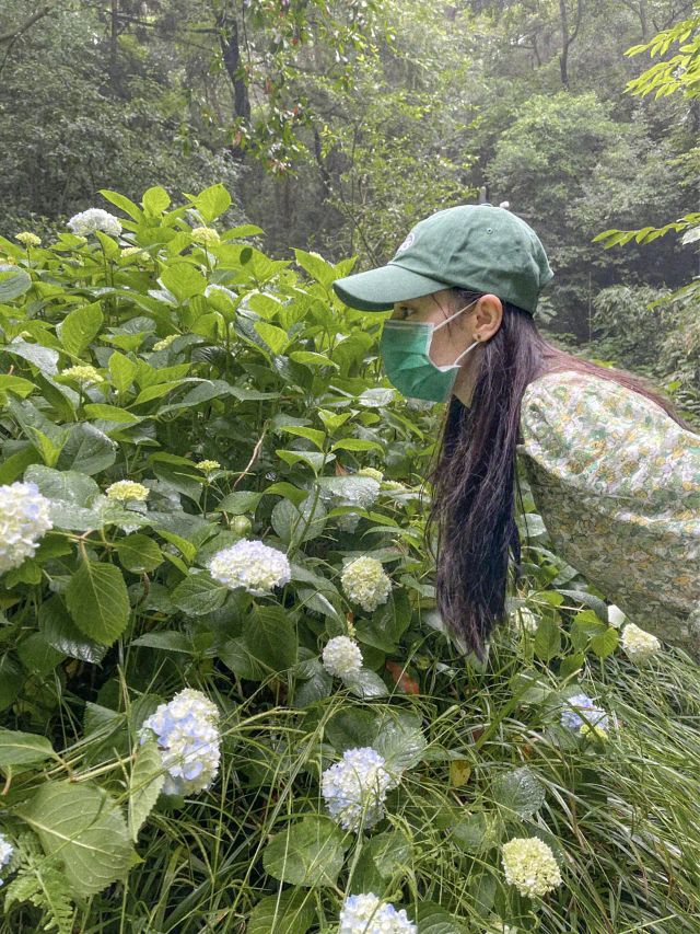 迪丽热巴夏日出游照