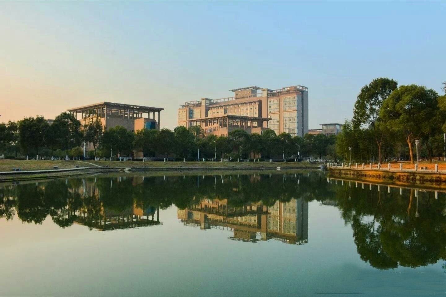 名字很野鸡，但实际很牛逼的大学，你知道几家？