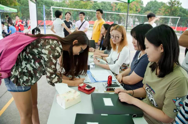 大學輔導員每月能賺多少錢?真實工資條流出,難怪博士也想當導員