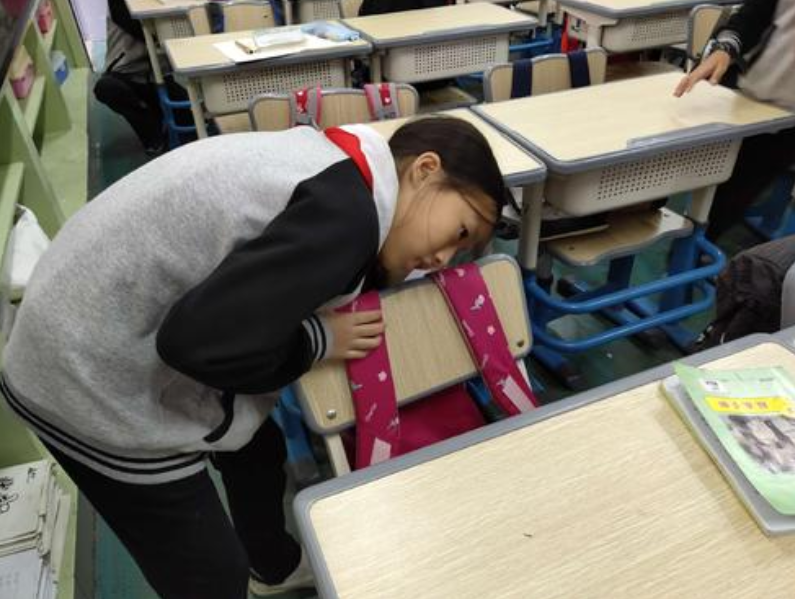 学校换上新课桌，学生的世界观被颠覆，黑科技的诞生出现了