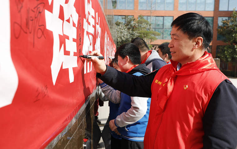 当代“活雷锋”徐亚平来了！——郑州经开区实验小学开展“全国学雷锋标兵”徐亚平车长先进事迹报告会