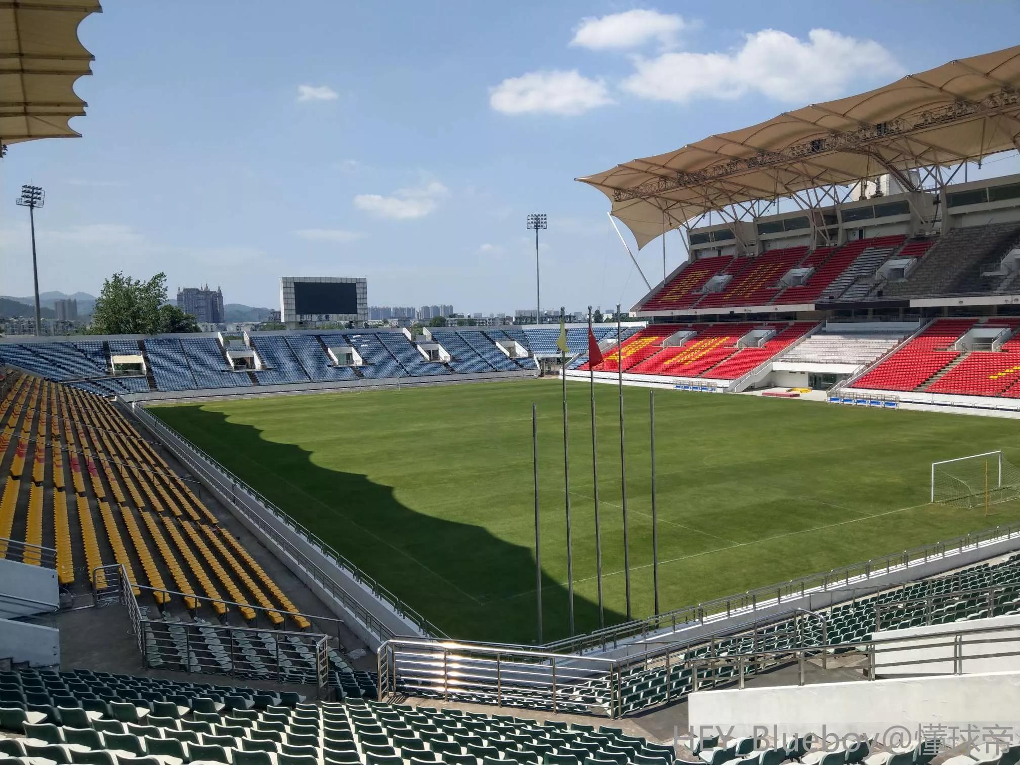 成都龙泉驿足球场于2003年7月破土动工,2004年5月完工,总投资达2亿元