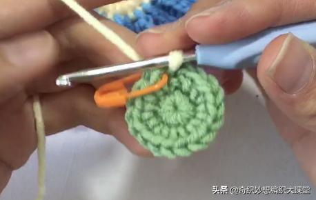 用毛线把雏菊钩成毯子，效果惊艳了，很有春天的感觉！附编织图解
