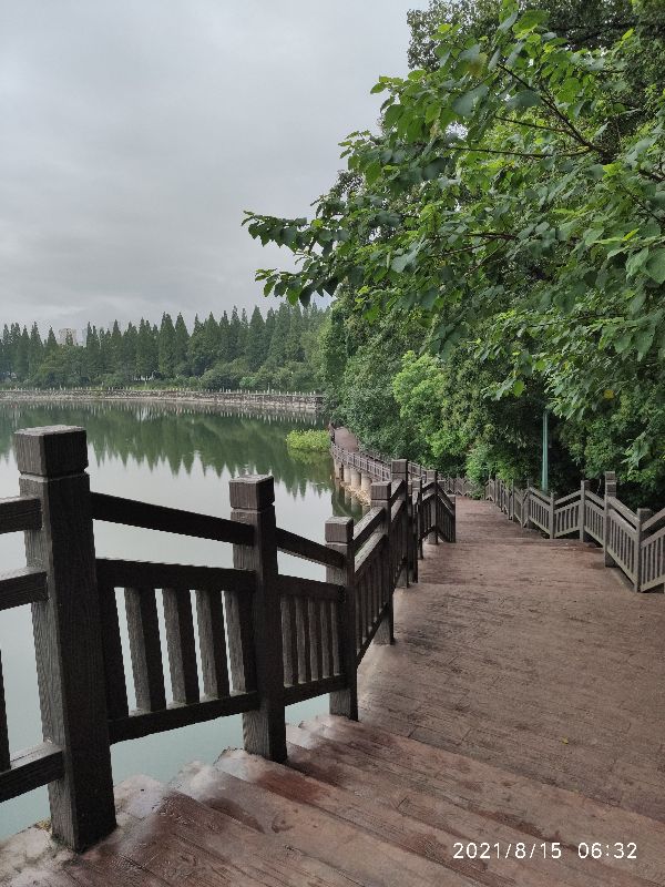 老人莫去风雨桥，平坦大道更牢靠