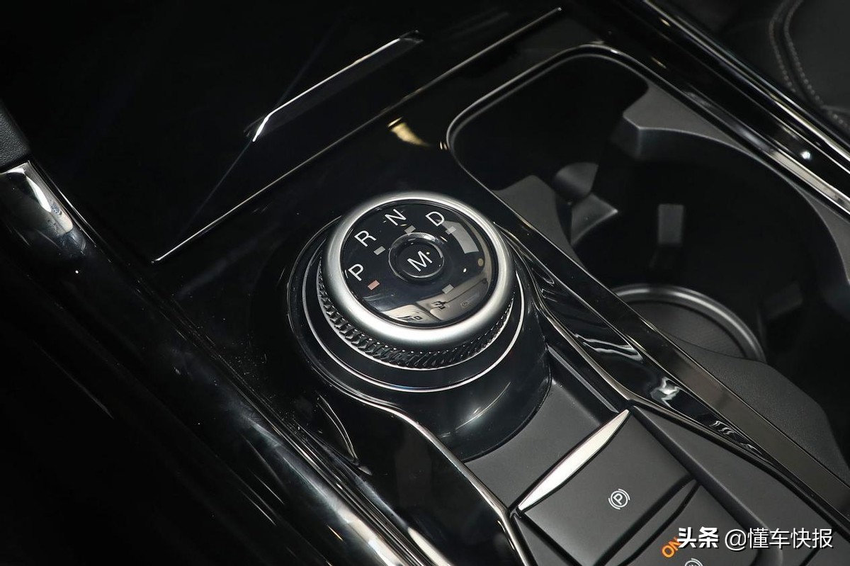 35万元级6座中大型SUV，福特探险者、凯迪拉克XT6如何选？