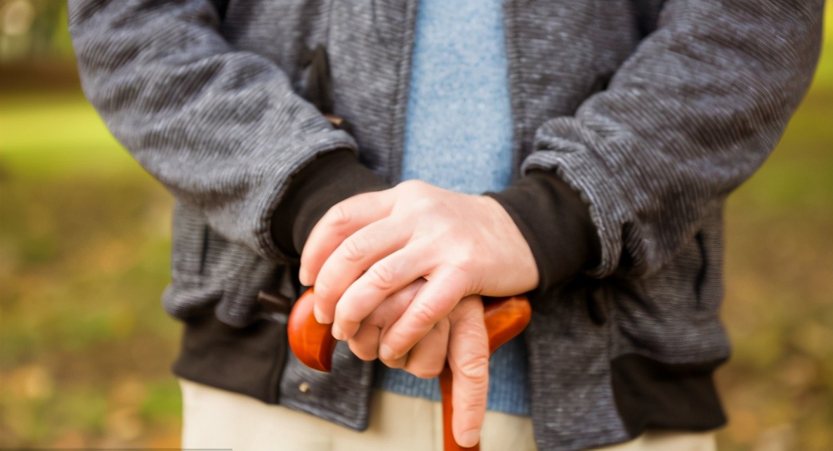 手上的拐杖,不用手撑着,只需绑在膝盖上就能到处走,完全解放了双手