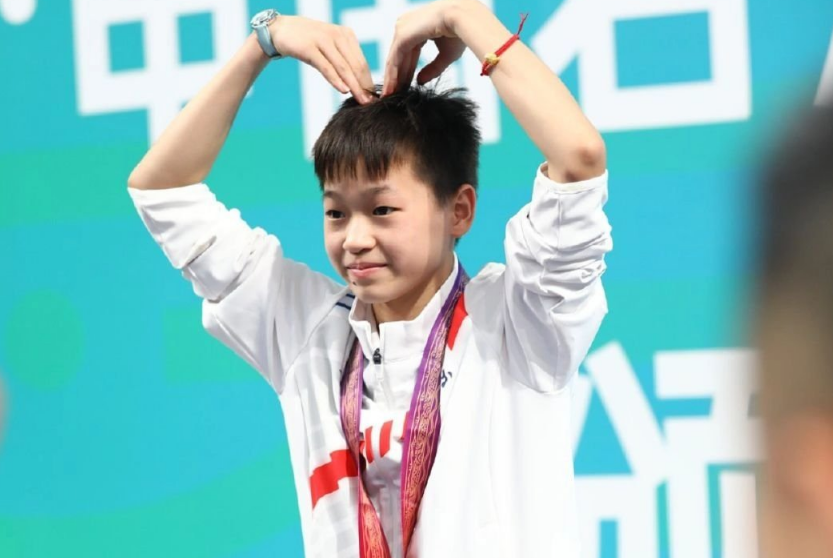 全红婵太可爱了，“炸毛”发型重现！备受跳水队宠爱，合影站C位