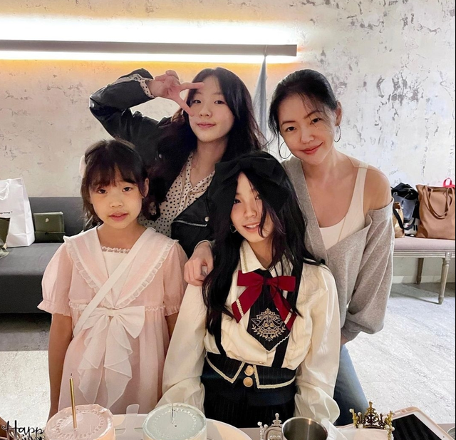 小s二女儿晒珍贵旧照庆生，14岁Lily亭亭玉立颜值高，大s上线点赞