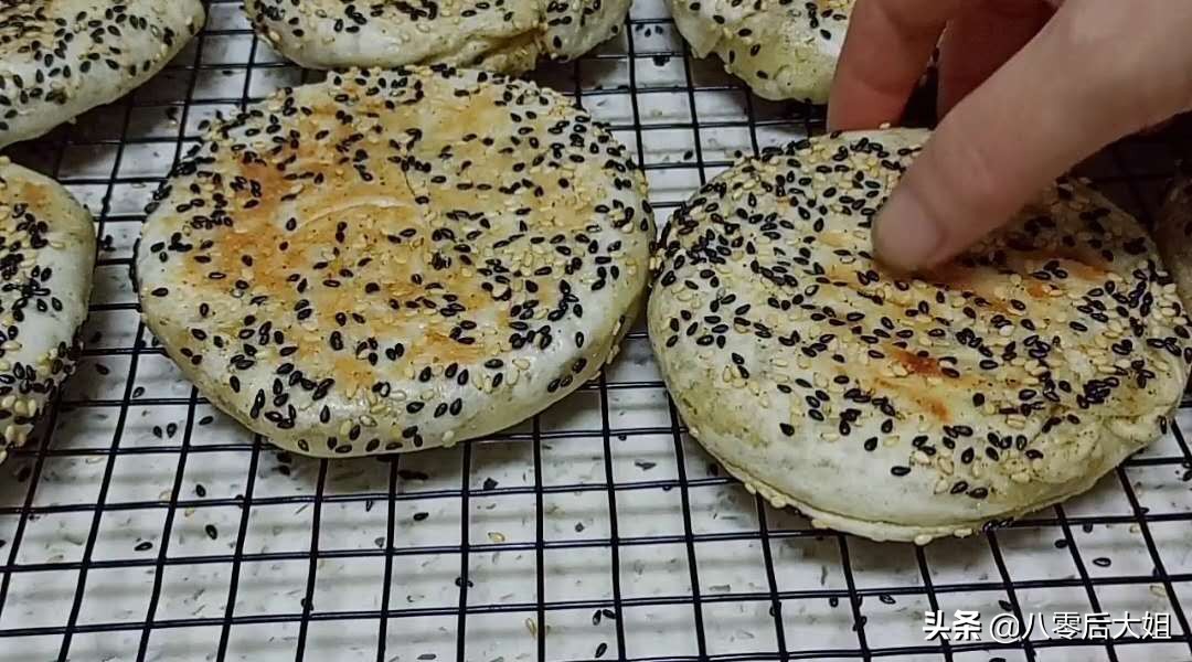 咸煎饼的做法和配方（手把手教你做咸煎饼好吃还不腻）