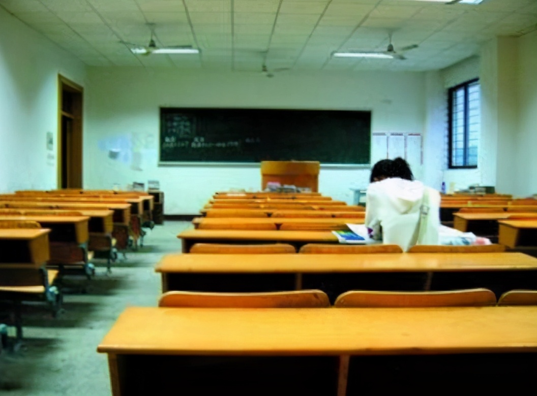 学校换上新课桌，学生的世界观被颠覆，黑科技的诞生出现了