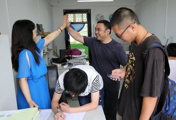 2021高考刚过一本分数线，冲刺还是以保为主？班主任告诉你答案