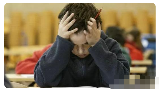 高校男生扒窗户偷女生衣服？现在学生心理问题有多严重？