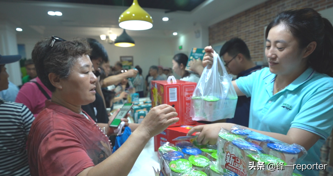 強(qiáng)悍！德國轉(zhuǎn)盤擠奶機(jī)，一個(gè)小時(shí)擠500頭奶牛