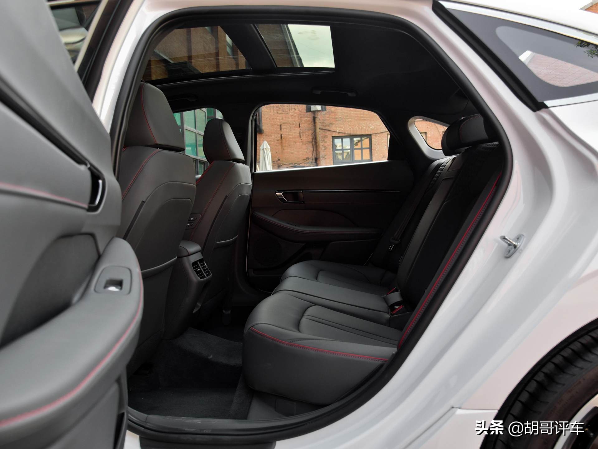2.0T+8AT，外观怪异的合资中型车，带你看现代索纳塔